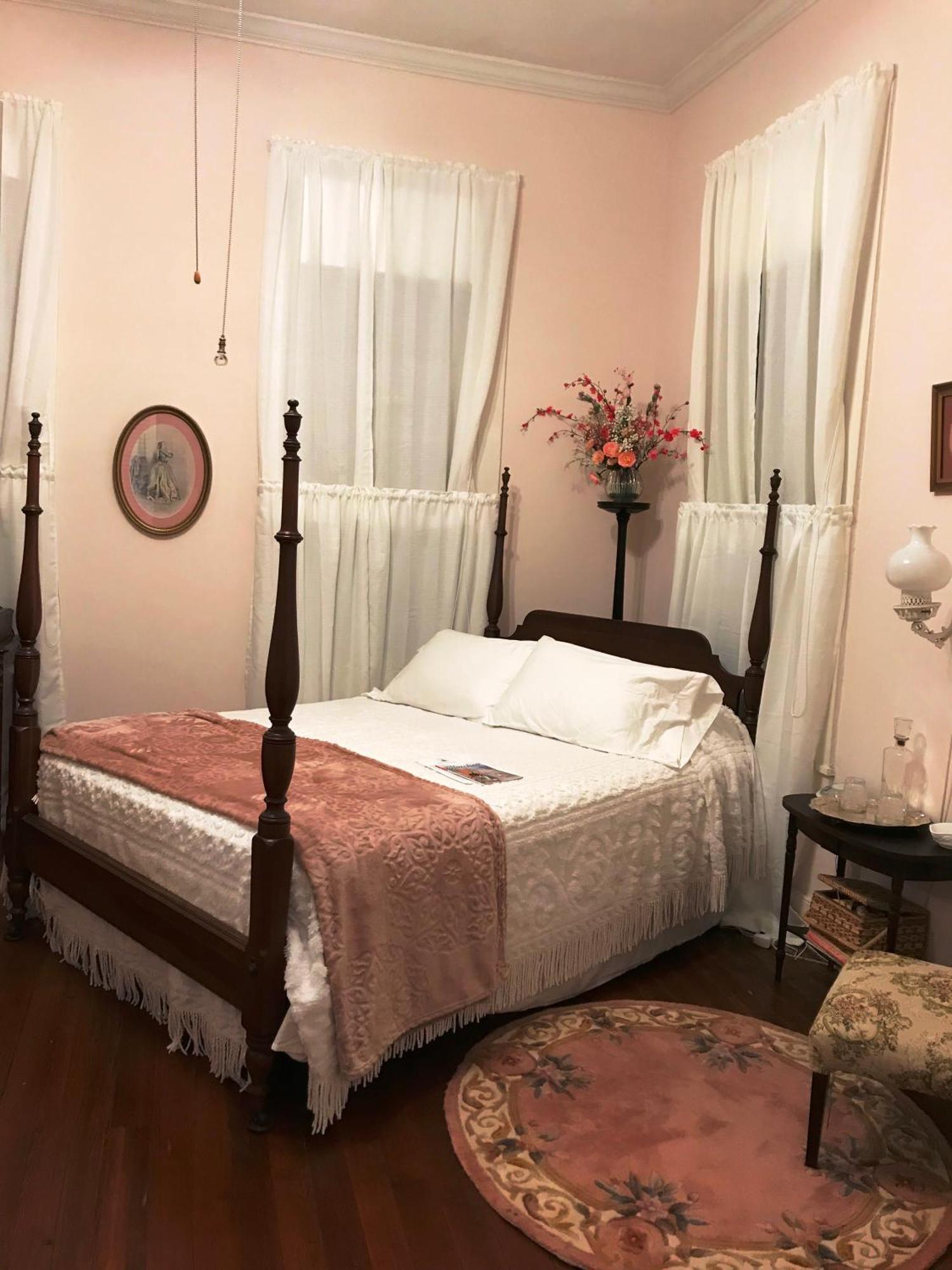 Riverboat Bed & Breakfast Натчез Экстерьер фото